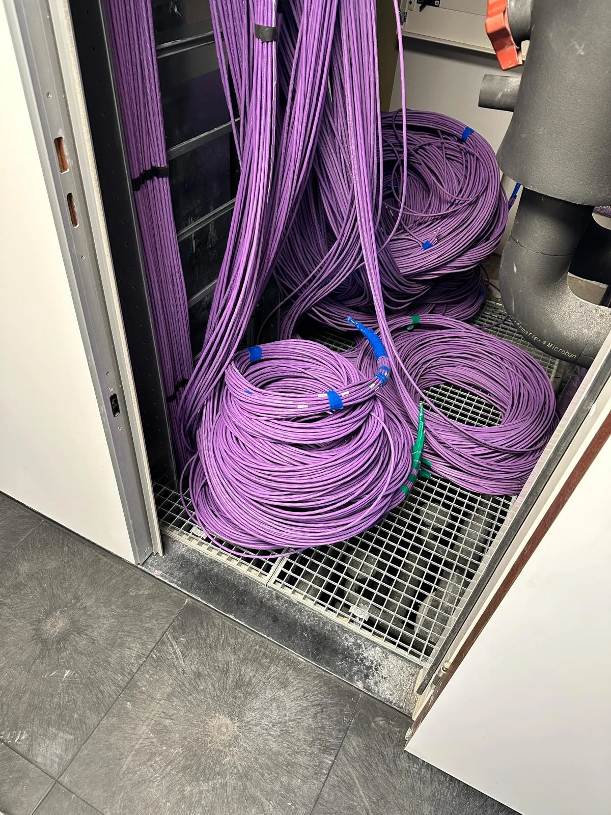 Voorbereide rollen paarse databekabeling