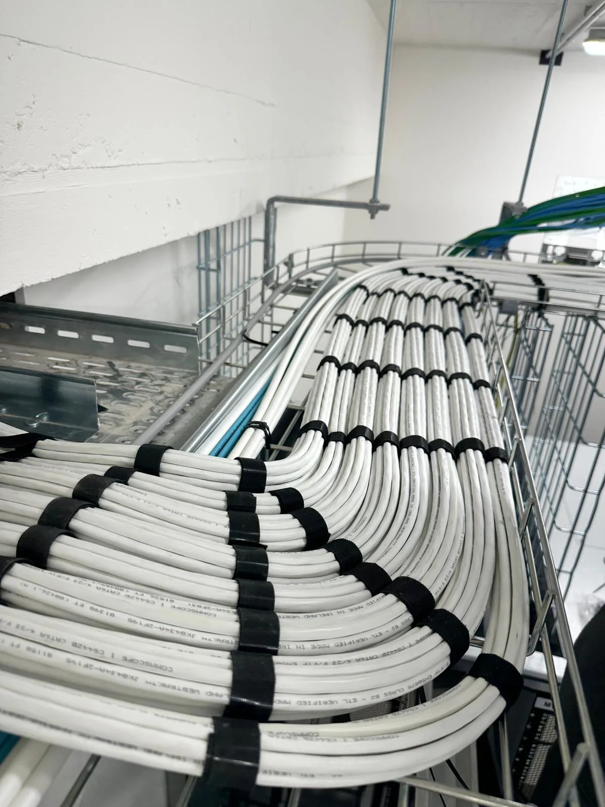 Netjes gebundelde witte kabels in kabelgoot