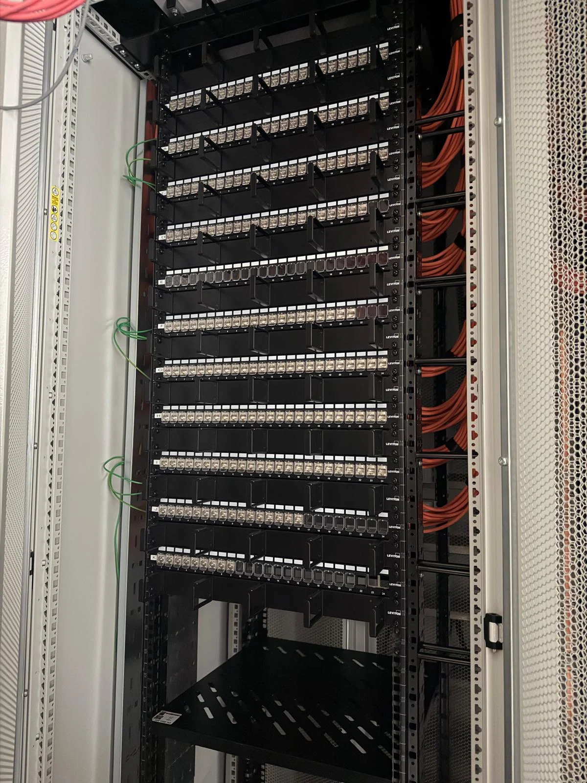 Gemonteerde patchpanelen in serverkast